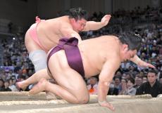 異例の２度取り直しで宇良が３勝目　一日に３番取り「初めての経験。おもしろかった。やりがいがあった」