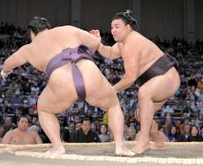 霧島が５勝目　元横綱・鶴竜の音羽山親方の「自分の相撲を取りなさい」という助言で５連敗発進から復調