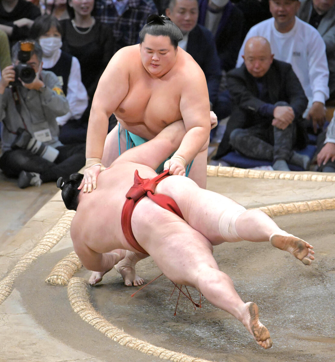 琴桜が１２勝目で初Ｖへ前進「変わらず集中」　年間最多勝争いでも６４勝目でトップの大の里に並ぶ