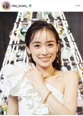 泉里香、白い細身のドレス姿を披露！「ウルトラブラボーー」「透明感がすごい」などファン大絶賛