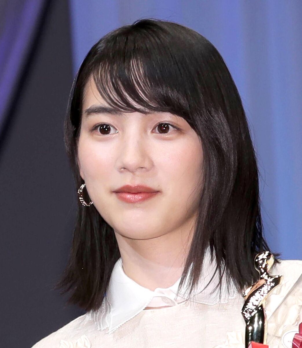 のん、緑に囲まれた自然体ショットに絶賛の声！「まるで森の妖精さん」「はぁかわいい…」「凄く綺麗」