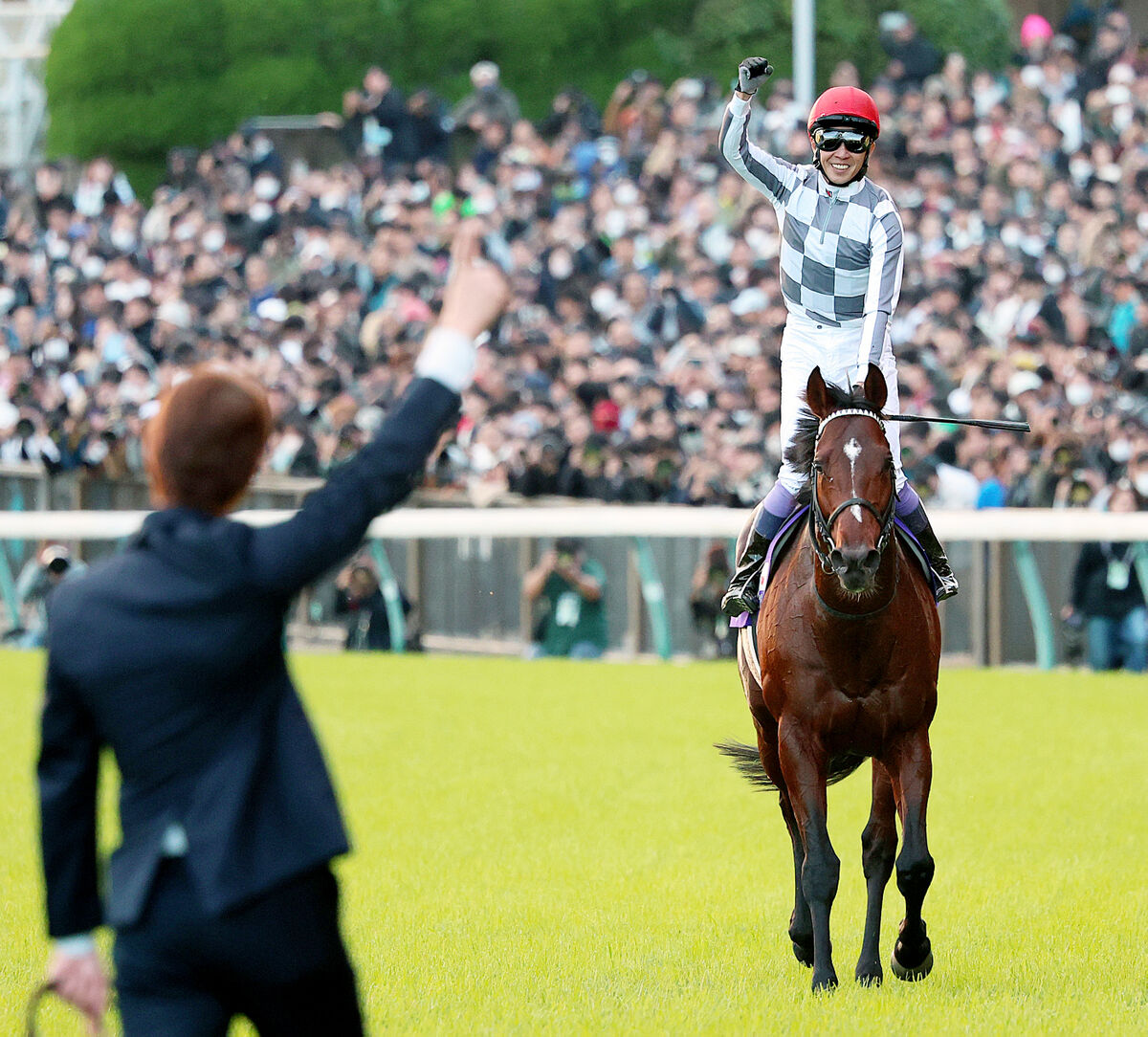 【ジャパンＣ】ドウデュース武豊騎手の興奮の声　ジョッキーカメラに「よし、有馬行こう」「馬なりでのみ込んだ」