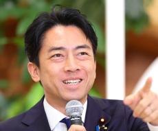 小泉進次郎氏、４歳長男とドングリ探しの“２ショ”「ほっこりしました」「良きパパ」の声