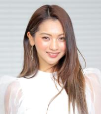 ゆきぽよ、美脚スラリ！船上ショットが「魅力的な美女」「自由で人生を楽しんでいる感じ」