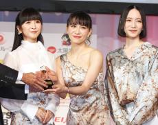 「ベストドレッサー賞」を受賞したＰｅｒｆｕｍｅ　あ～ちゃん「芸能人みたい（笑い）。長く続けてきてよかった」