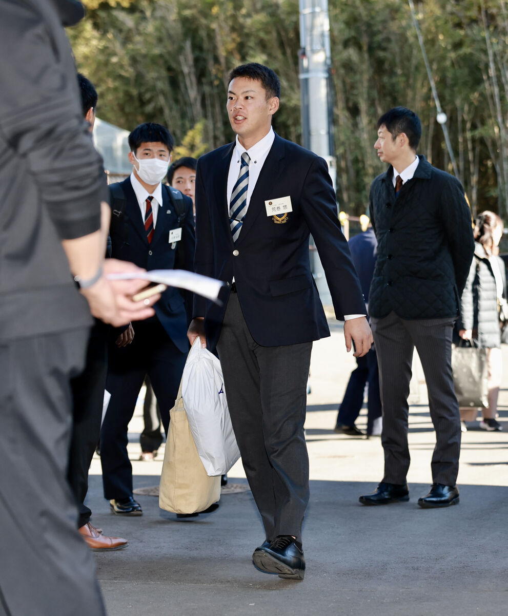 【巨人】ドラ３・荒巻悠「ますます体が大きく…」球場施設見学でタンメン＆ビビンバ堪能