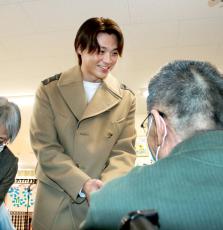 【日本ハム】山崎福也がキャリアハイ目指す…北都病院を訪問…入院中の一人ひとりを勇気づける誓い