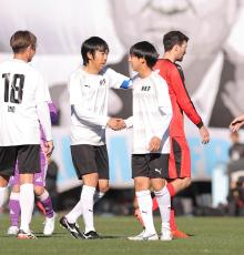 中村憲剛氏が４年越しの引退試合を実施…エキシビジョンマッチでは“霊長類最強女子”の吉田沙保里からタックル浴びる場面も