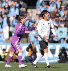 中村憲剛氏が引退試合で“霊長類最強女子”吉田沙保里さんのタックルを受ける「気がついたら倒れていました」