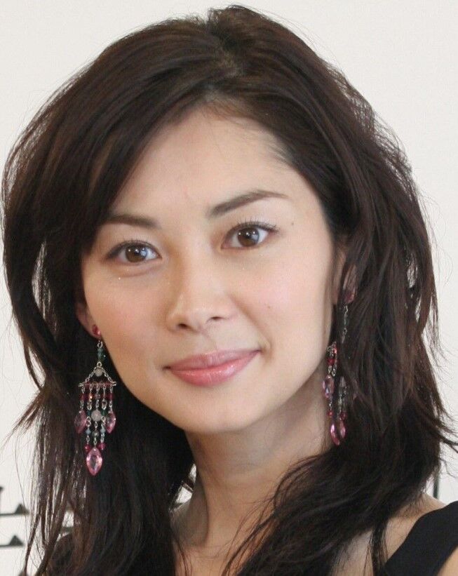 会社社長と結婚１５年、シンガポール在住…伊東美咲４７歳の姿に衝撃「キレイすぎ」子ども３人