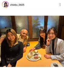 サッカー元日本代表　モデルの美人妻＆娘２人と家族ショット！そっくり長女が２０歳「かわいい」