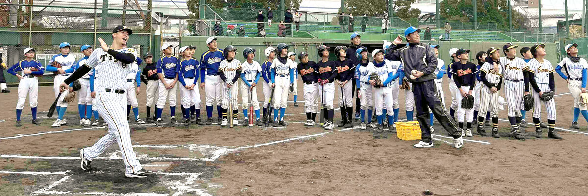 【阪神】佐藤輝明が野球教室で約４０人の少年少女たちと交流「プロ野球を目標にしてくれればうれしい」