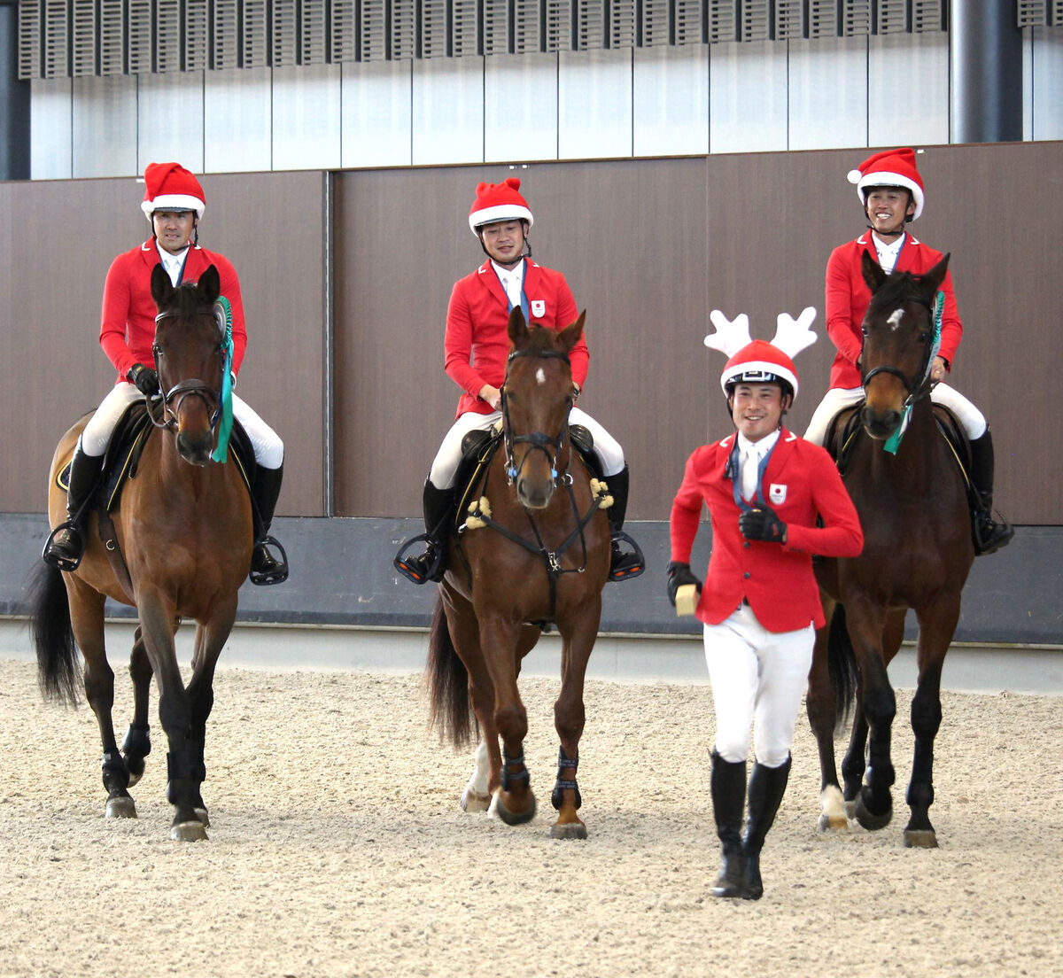 “初老ジャパン”、クリスマスの過ごし方は…　「おっさん４人で」パーティー？