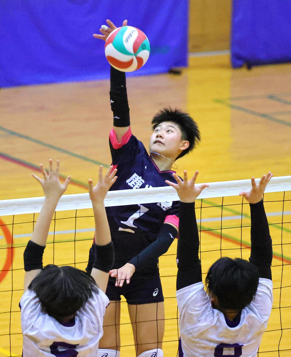 鹿児島女子、初優勝へＵ１７代表・頼冨果穂主将が躍動　グループ戦１位突破…全国都道府県対抗中学バレーボール大会