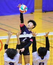 鹿児島女子、初優勝へＵ１７代表・頼冨果穂主将が躍動　グループ戦１位突破…全国都道府県対抗中学バレーボール大会