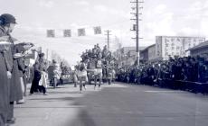 【昭和の箱根駅伝】明大が独走で平塚中継所に飛び込む…昭和２９年の３区