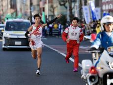 【箱根駅伝】２区の難所・権太坂を中大・溜池一太がトップのまま通過