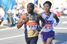 【箱根駅伝】東京国際大のエティーリが区間新記録　１時間５分３１秒の好タイムに笑顔…１２人抜きは歴代６位タイ