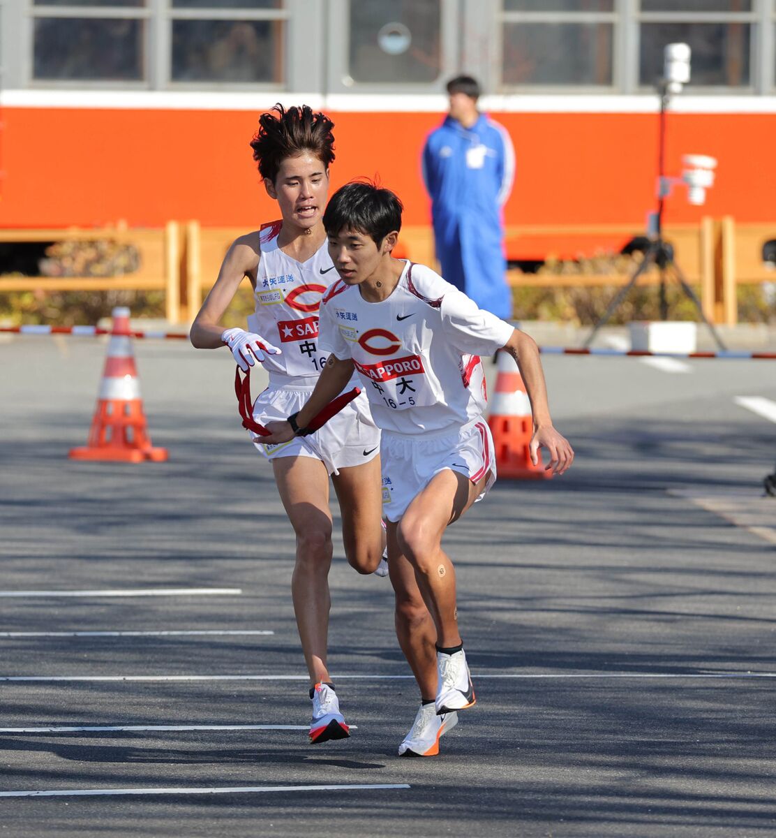 【箱根駅伝】中大が４区もトップで通過　２位浮上の青学大が４５秒差で山上りへ