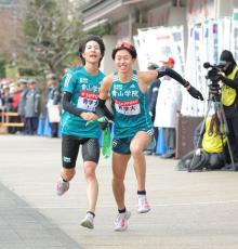 【箱根駅伝】青学大・野村昭夢、史上初の６区５６分台　区間新樹立で２位・中大との差を広げる快走