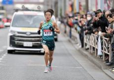 【箱根駅伝】８区は青学大・塩出翔太が快走で後続との差を広げる　駒大・安原海晴が２位でタスキリレー