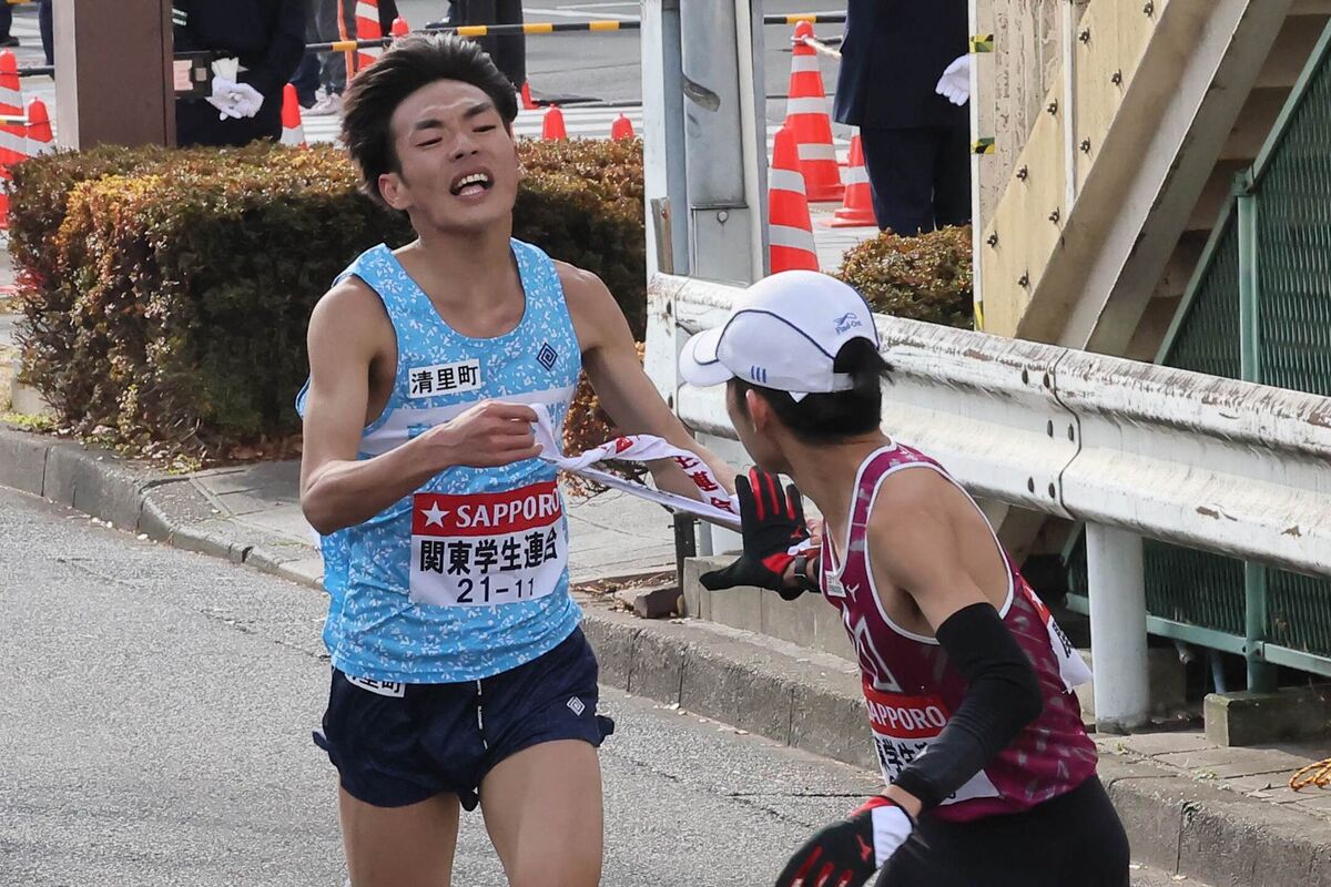 【箱根駅伝】２９歳の大学院ランナーに東大教授が激励の給水　並走して両手を突き上げエール「思わずじっと見た」「教授だとも知ってびっくり」