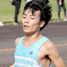 【箱根駅伝】２９歳の大学院ランナーに東大教授が激励の給水　並走して両手を突き上げエール