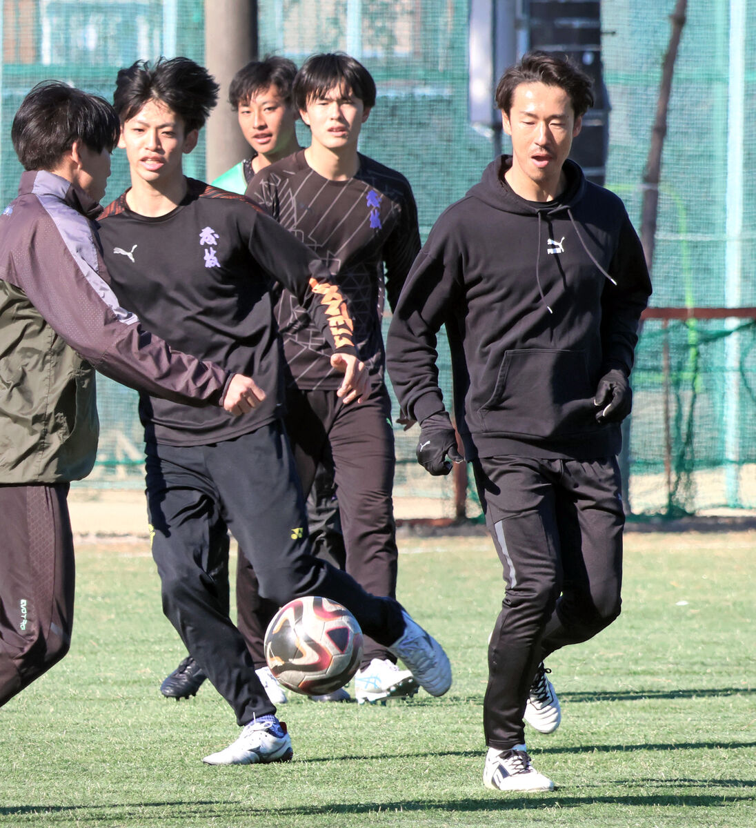 藤枝東高サッカー部で初蹴り…Ｊ３沼津・中山雅史監督、元Ｊ２磐田の山田大記氏らＯＢら約３００人が参加