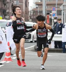 【箱根駅伝】初Ｖ目指す国学院大が３位に浮上　９区途中で早大を追い抜く