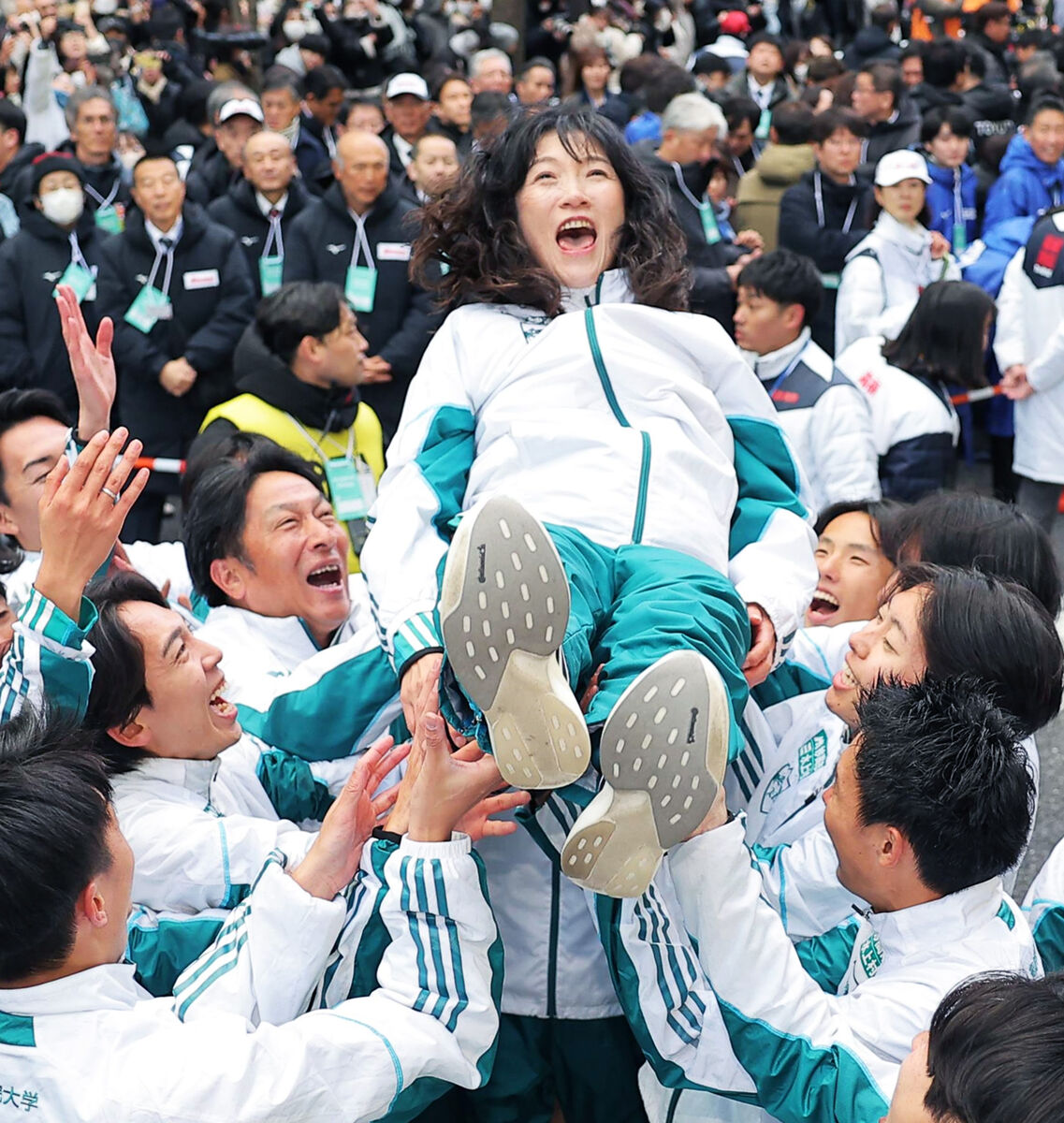 【箱根駅伝】「大手町の空がきれいでした」青学大の原監督の妻・美穂さんが胴上げされる