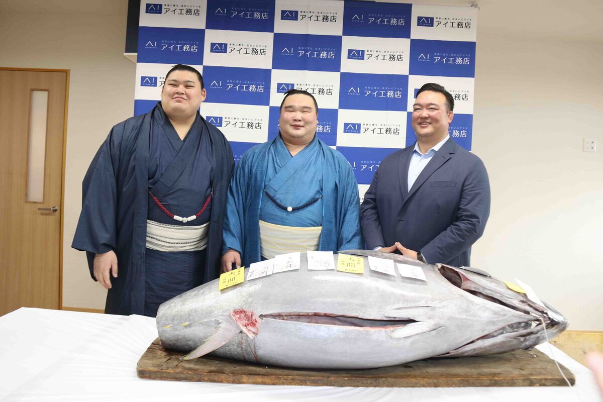 大関・大の里が１２６キロの初競り本マグロに感動　師匠の元横綱・稀勢の里からは「常に２ケタ以上勝て」と厳命