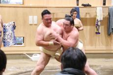 十両・白熊が初競り本マグロをガブり　「おいしくいただいたので勝ち越したい」　元横綱・稀勢の里とも１２番の稽古