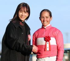 【京都金杯】表彰式プレゼンターの前田敦子は初めての競馬場に「思わず声が出てしまいました」