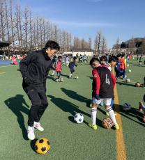 J1名古屋のMF稲垣祥が地元の練馬で新春恒例のサッカー教室を開催。「積極性」の大事さを伝える