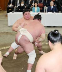 稽古総見で大関・大の里が横綱・照ノ富士に４勝３敗　助言も受け横審・山内昌之委員長「後継として意識している感じがする」