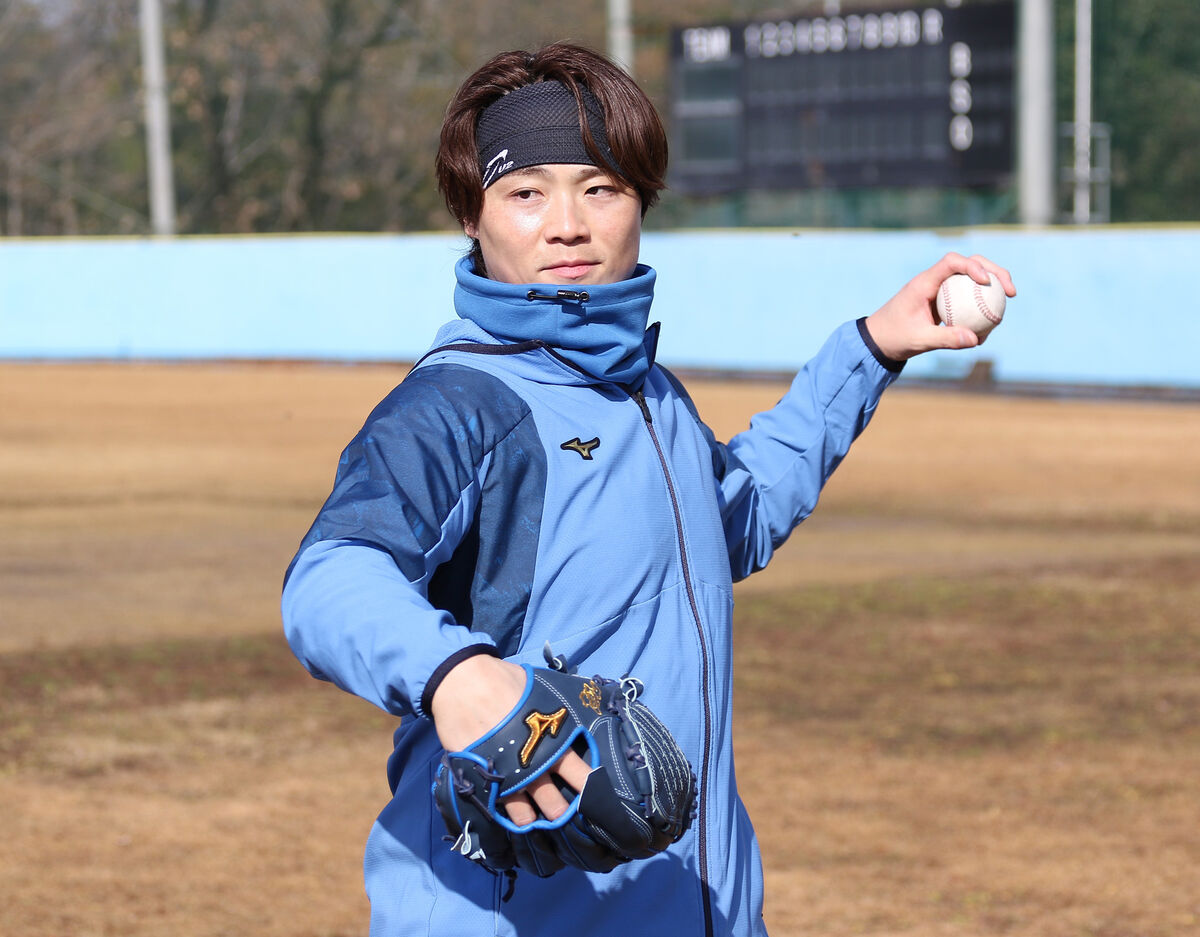 【日本ハム】山崎福也が自主トレ公開　全身ファイターズブルーで「チームは日本一。個人でキャリアハイ」