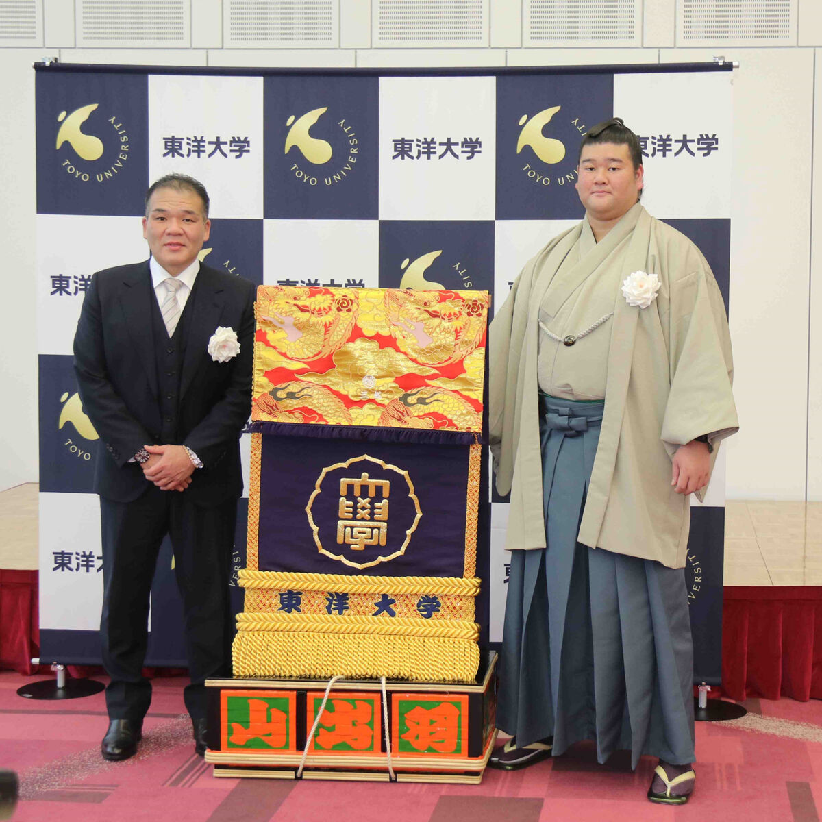 新十両・羽出山に母校・東洋大から化粧まわし　陸上部の箱根駅伝２０年連続シード権死守から「自分も粘り強く」　