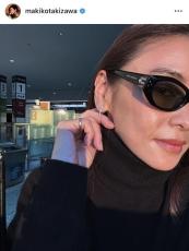 滝沢眞規子、朝日に照らされたアップ自撮りが美肌と反響！「すっぴんですか？」「アクセサリーも肌も綺麗です」