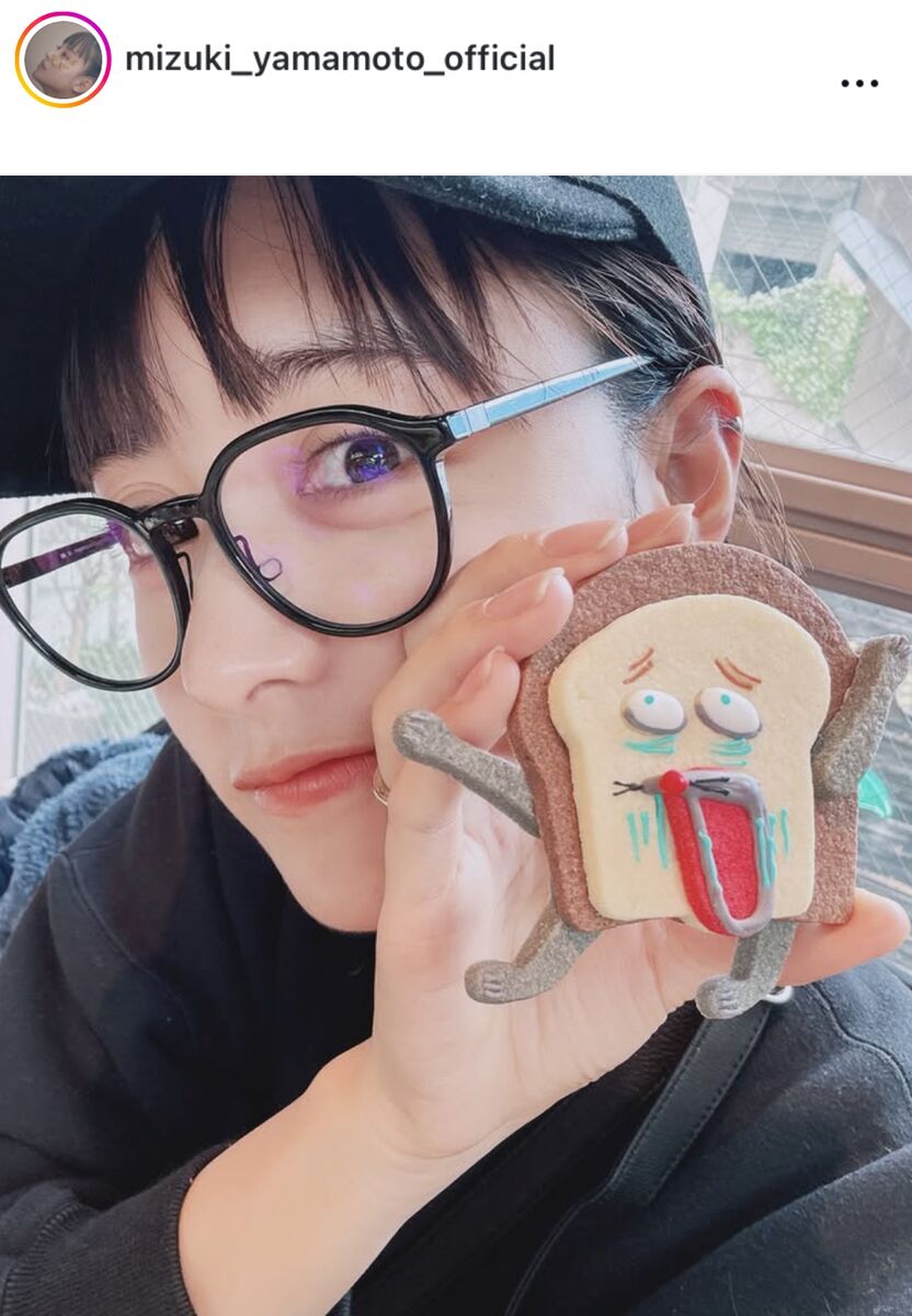 山本美月、メガネ×ハットの黒コーデで「パンどろぼうカフェ」満喫！「可愛かったー食べたけどー」