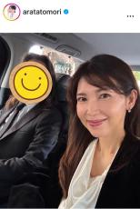 「ダーリンロン毛！？」４６歳美人タレント医師の夫に視線集中！２ショットで「年に数回の妻業であります」