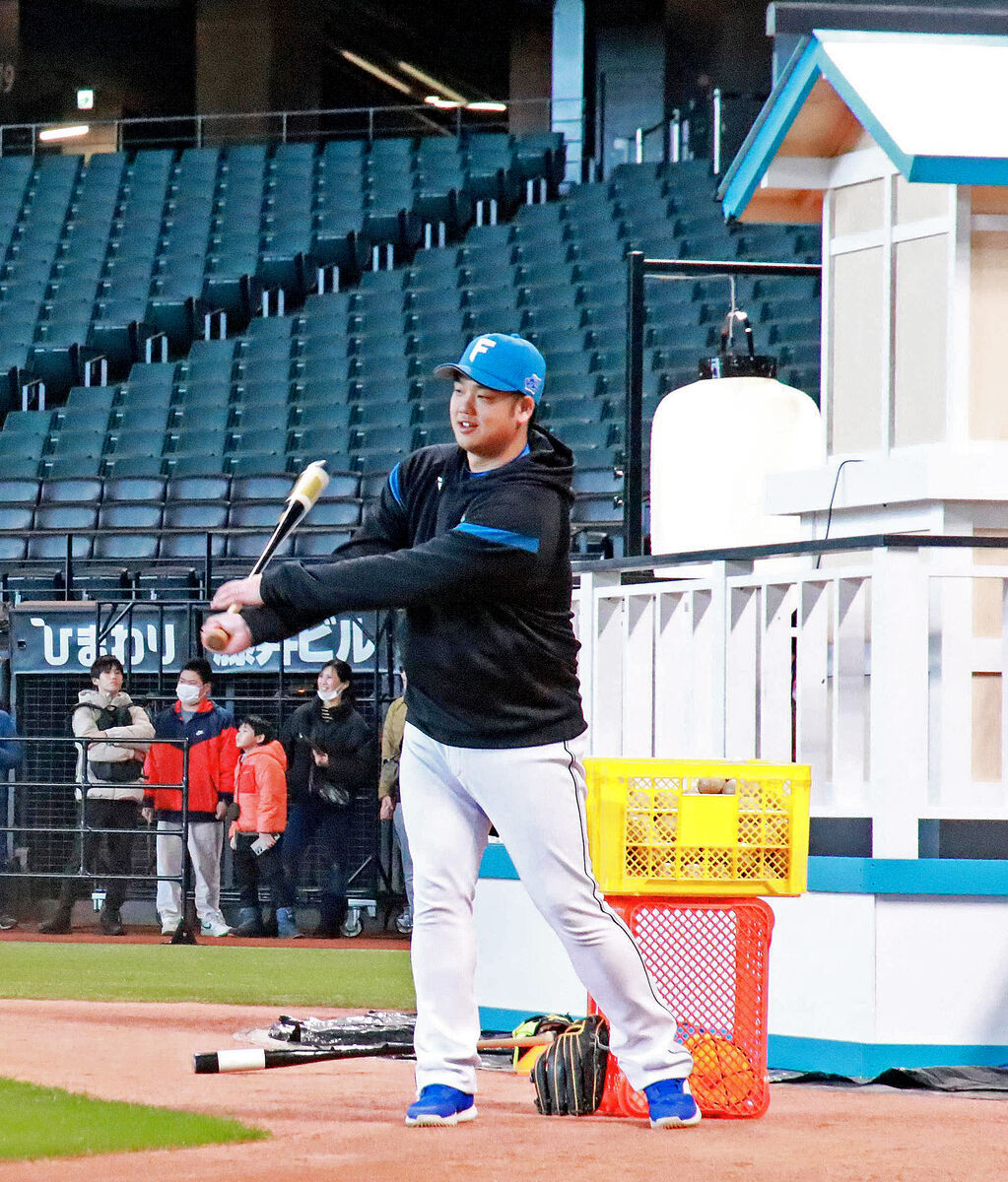 【日本ハム】エスコンで初　ファンがノック体験「やっぱり難しい」内野守備　谷口きゅんＢＡＬＬＰＡＲＫ発