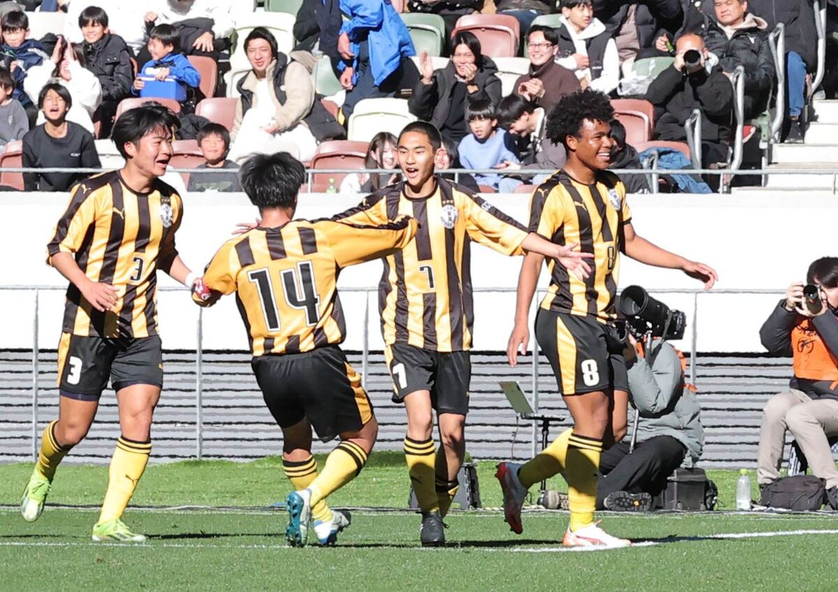 【高校サッカー】前橋育英、逆転勝ちで７大会ぶり決勝進出　東福岡の鉄壁守備崩し、３発快勝　佐藤耕太が２得点