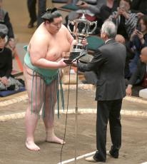 報知年間最優秀力士賞初受賞の大関・琴桜に大拍手　初場所初日の土俵で授与式　スポーツ報知杯など贈られる