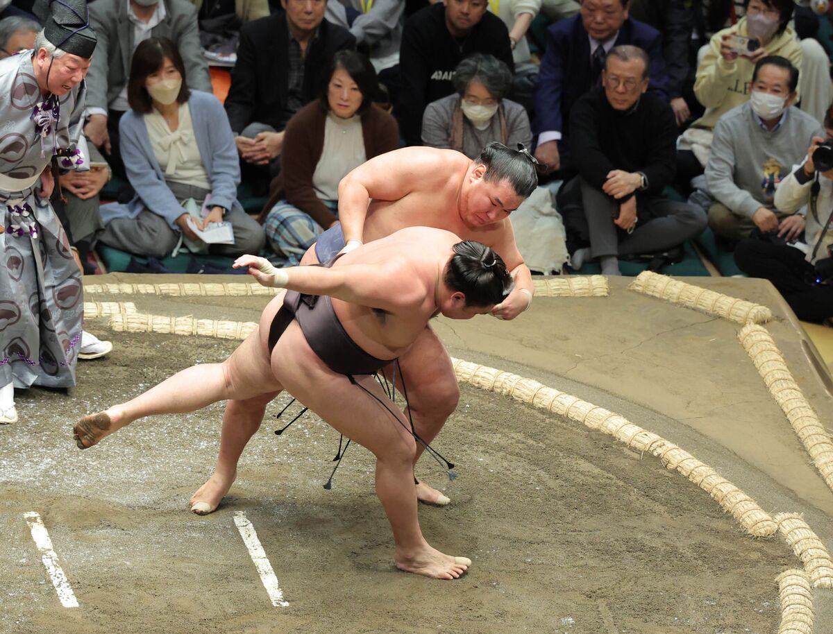 先場所準優勝で綱取りに挑む大関・豊昇龍が好発進　元大関の霧島を破る