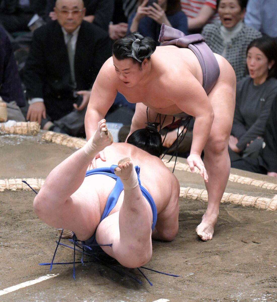 大関・大の里が大いちょうでの初取組で黒星　過去４戦全勝の翔猿に引き落とされ「もう１回集中する」