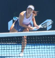 内島萌夏　マッチポイント１本を跳ね返し、全豪初勝利　錦織に続き日本勢連日の逆転劇　全豪オープン