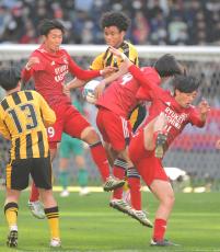 【高校サッカー】前橋育英―流通経大柏はＰＫ戦に突入、１―１から延長戦でも決着つかず…決勝では２０年度大会以来