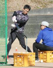 【広島】秋山翔吾が自主トレ公開「カープは何のために秋山を取ったんだ」　下田市応援大使に就任「長く現役で」