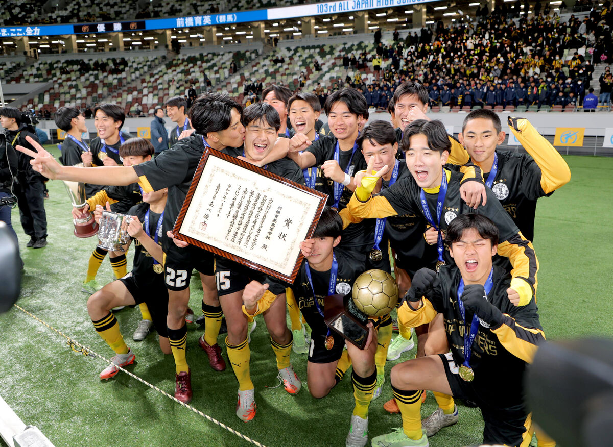 前橋育英が決勝最多２０人ＰＫ制して日本一！８人目止めた直後味方失敗もGK藤原「任せろ」１０人目ストップ