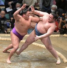 尊富士が土つかずの３連勝　同体取り直しの末に阿武剋を退ける